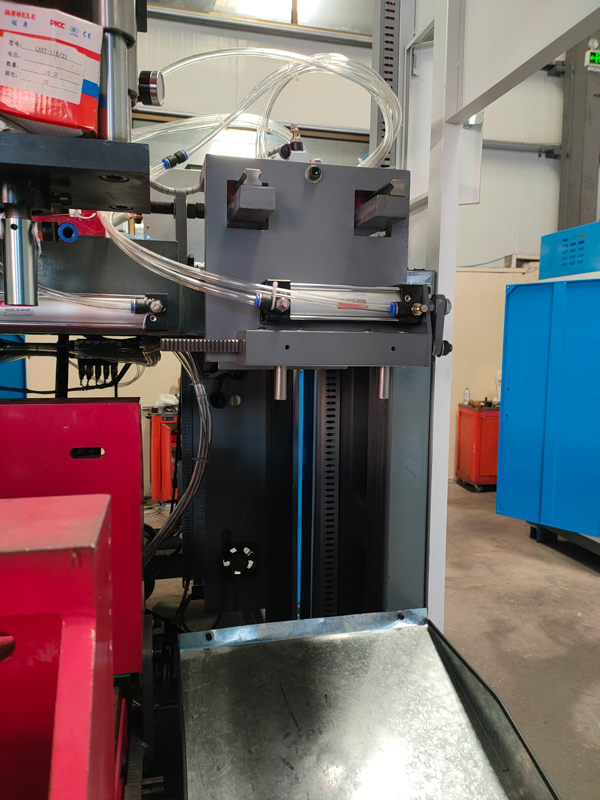 Facteurs clés affectant la vitesse de production des machines de moulage par soufflage