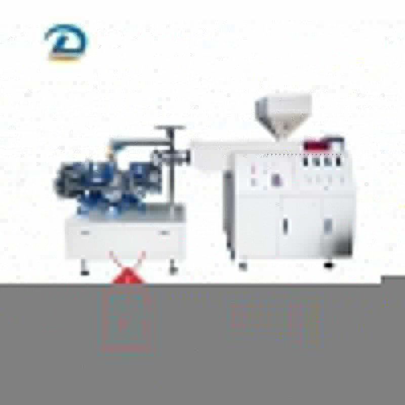 Machine de moulage par soufflage pour machine de fabrication de glaces glac&eacute;es pour bouteilles de boissons glac&eacute;es